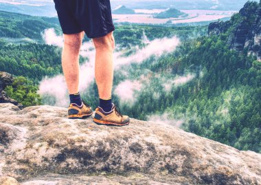 Rahat Ayakkabı yürüyüş. Tüm arazi ayakkabı. Yürüyüş üzerinde uzun yürüyüşe çıkan kimse rocky traail kapısı açık havada yürüyüş botları. Saf doğa sonbahar zam