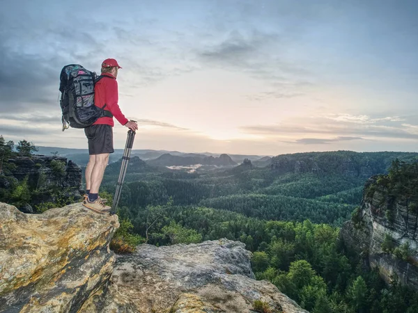 Amatörfotograf Turist Fotograf Med Stora Loggen Och Basalt Kamerastativ Hand — Stockfoto