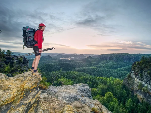 Fotógrafo Profissional Com Tripé Penhasco Pensamento Paisagem Sonhadora Nascer Sol — Fotografia de Stock