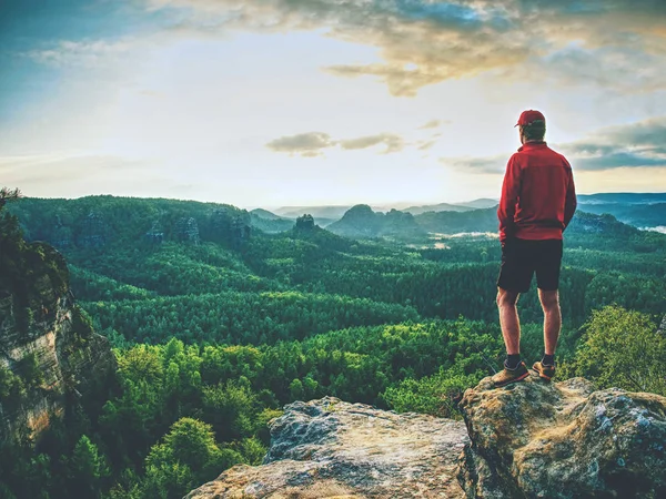 Hombre Éxito Una Cumbre Observar Paisaje Ajuste Joven Alpinista Excursionista —  Fotos de Stock