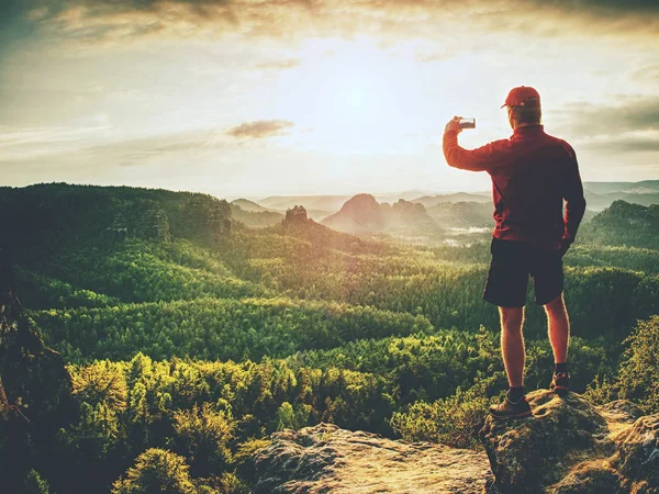 Escursionista Sta Scattando Foto Con Smartphone Sulla Cima Della Montagna — Foto Stock