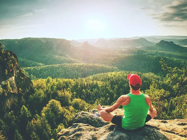 Задний Вид Здорового Человека Медитирующего Скале Прекрасном Восходе Солнца Пейзаж — стоковое фото