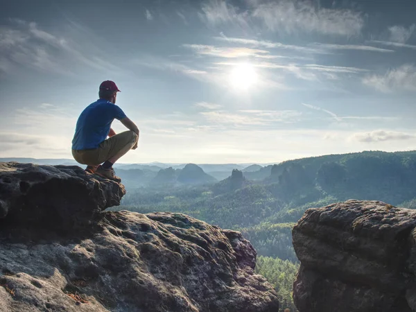 Hiker Titta Solen Vid Horisonten Vackra Ögonblick Mirakel Naturen Färgglada — Stockfoto