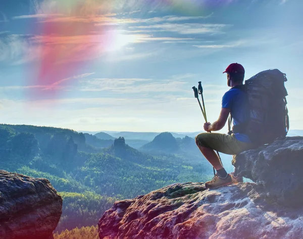 Uomo Seduto Sulla Scogliera Rocciosa Montagna Guardando Paesaggio All Alba — Foto Stock