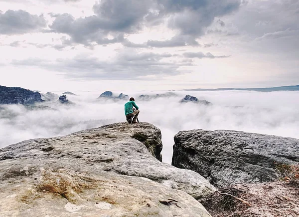 Fall Naturfotograf Forberede Kamera Til Imponerende Bilder Tåkete Høstfjell Turistfotograf – stockfoto