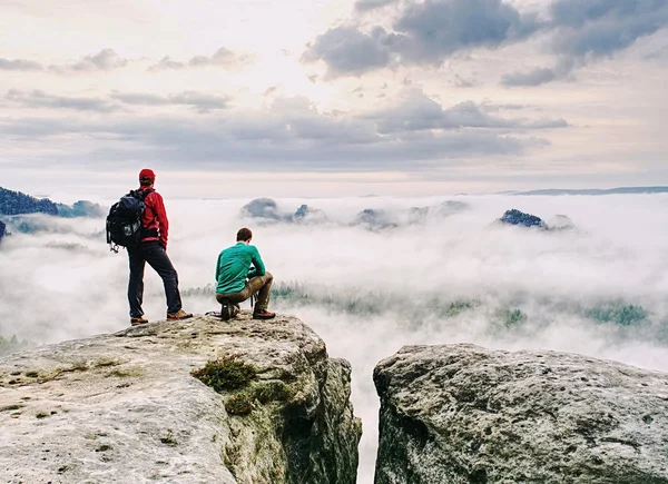 Uzun Yürüyüşe Çıkan Kimse Fotoğrafçı Ile Fotoğraf Makinesi Cliff Üzerinde — Stok fotoğraf