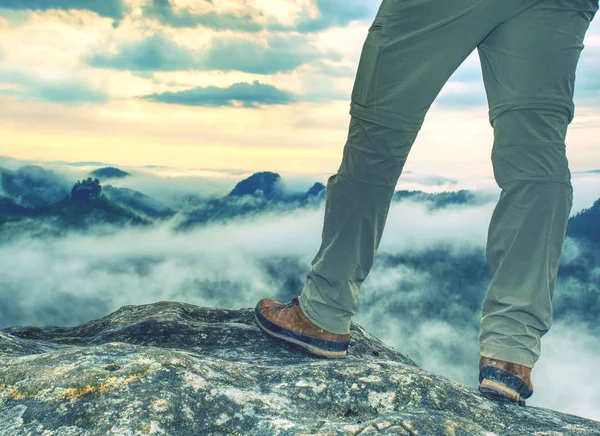 Bacaklarını Yukarıda Puslu Vadisi Kaya Tepe Üzerinde Pantolon Deri Trekking — Stok fotoğraf