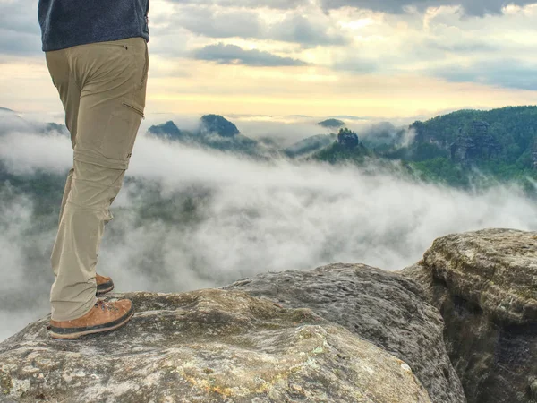 Bacaklarını Yukarıda Puslu Vadisi Kaya Tepe Üzerinde Pantolon Deri Trekking — Stok fotoğraf