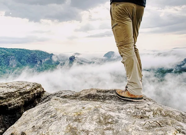 Muž Tramp Nohy Windproof Kalhoty Turistické Boty Hory Peak Rock — Stock fotografie
