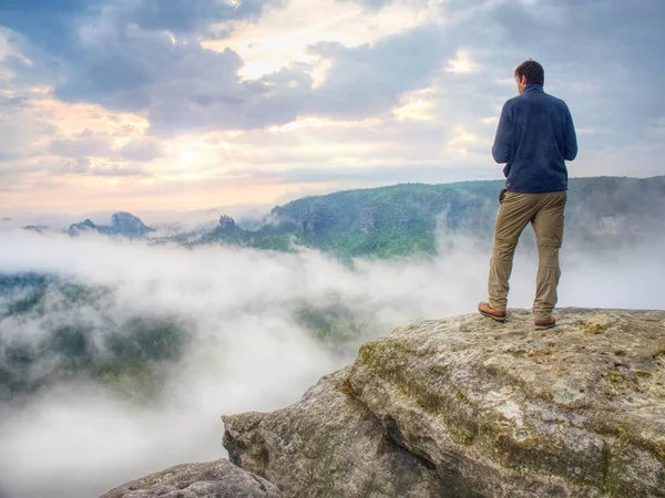 Φωτογράφος Στο Ορεινό Βράχο Ψάχνει Ομίχλη Πεζοπόρος Τραβήξετε Φωτογραφία Μικρή — Φωτογραφία Αρχείου