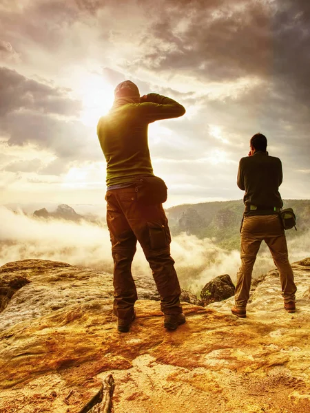 Fotografo Sulla Scogliera Con Mirino Faccia Fotografo Natura Scatta Foto — Foto Stock