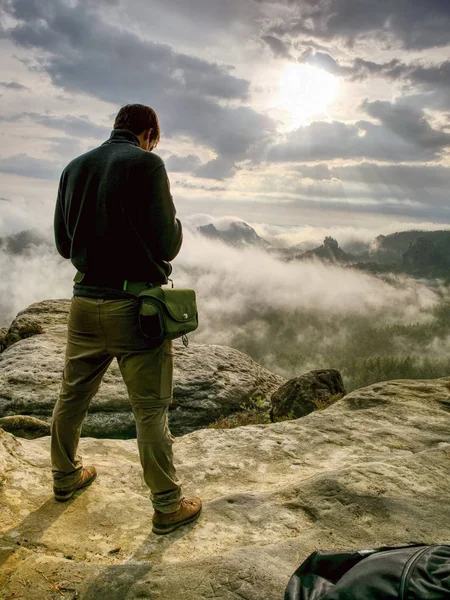 Fall Nature Photographer Prepare Camera Takes Impressive Photos Misty Fall — Stock Photo, Image