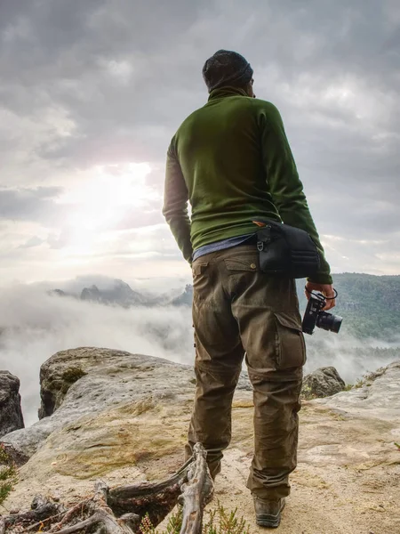 Photographer Mountain Cliff Looking Mist Hiker Take Picture Small Camera — Stock Photo, Image