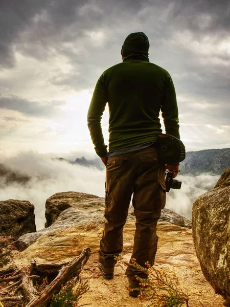 Photographer Mountain Cliff Looking Mist Hiker Take Picture Small Camera — Stock Photo, Image