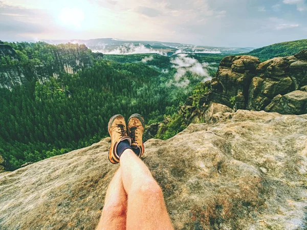 Hiker Mannen Vila Bergstoppen Manliga Ben Skarpa Toppmötet Och Vandrare — Stockfoto