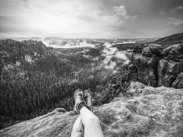 Čas Odpočinek Pohled Přes Mužské Nahé Nohy Mlhavé Údolí Krátká — Stock fotografie