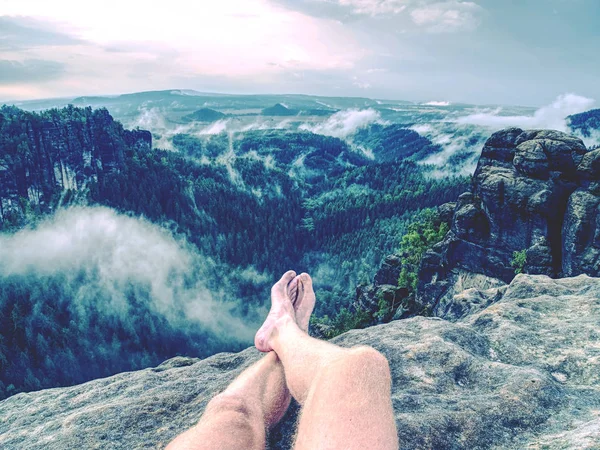 Nakna Manliga Ben Topp Sandsten Rock Med Trötta Vandrare Ben — Stockfoto