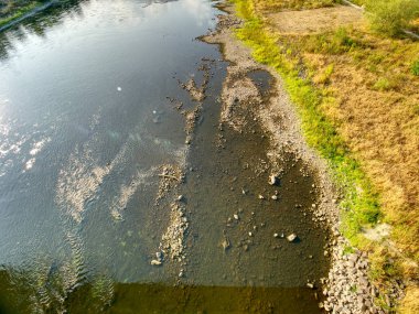 Boş nehir. Büyük nehirden kurutma. Korkunç zehirli çamurlu su kokusu.