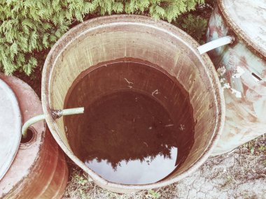 Yağmur su raf yağmur olmadan uzun sıcak yaz nedeniyle kurudu. Su depoları inşa cascade feryat çatı oluk.