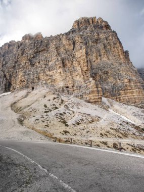 Milli Parkı Tre Cime di Lavaredo yolundan görünümü bahar, feryat Cristallo grubu, Alpler Dağı. Dolomites South Tyrol. Konumu Auronzo İtalya Europe.