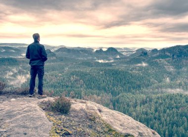 Fiyatı dağ sırtı üzerinde yürüme kayalık izinde. Yaz, yağmurlu gece, arka görüş sonra Günaydın.