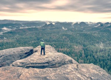 Fiyatı dağ sırtı üzerinde yürüme kayalık izinde. Yaz, yağmurlu gece, arka görüş sonra Günaydın.