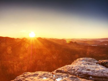 Lens flare keskin. Sabah güneş ufka yakın görünüme. Puslu manzara.