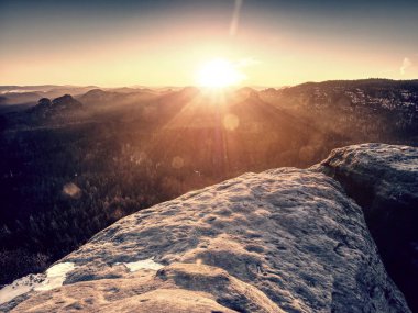 Güçlü bahar güneş ışınları uzun tut manzarada gölgeler. Kar geri kalanı. Kayalık parkta hiking puslu Vadisi üzerinden güneşli görünüm.