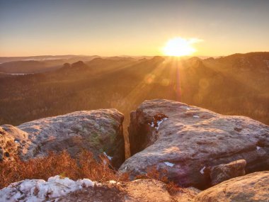 Mavi bahar şafak, son kar çözdürme. Kumtaşı cliff üzerinde derin puslu Vadisi.