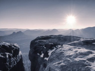 Kayalık dağ tepe kar ve sıcak güneşin altında kış, kış manzarası ile gökyüzü ile