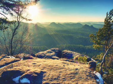 Sabah Doğa bahar. Kırık kumtaşı cliff orman Vadisi yukarıda daybreak güneş ufka.