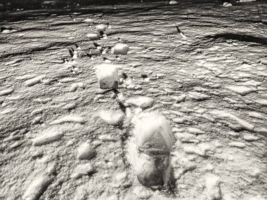 Ayak izleri üstünde taze kar gece karanlıkta gözden kaybolmak. Karanlıkta korku