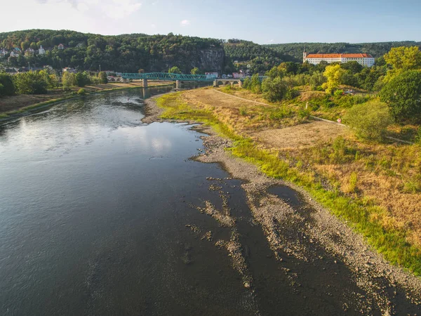 ジェチン チェコ共和国 2018 にエルベ川の河川敷に 毒泥水空川ベッド 古い鉄道橋の上ジェチン城 — ストック写真