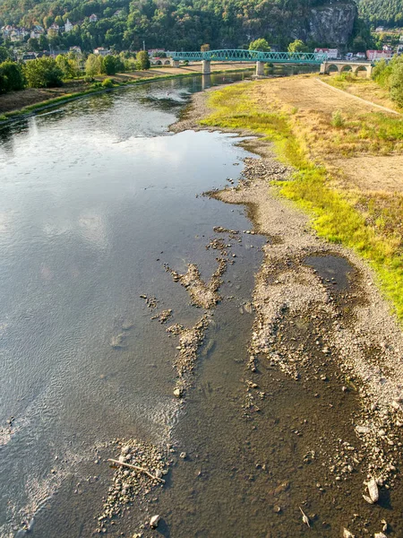 極端な猛暑夏 2018 水から大きなヨーロッパ川 Elbe 人間の行動の結果 — ストック写真