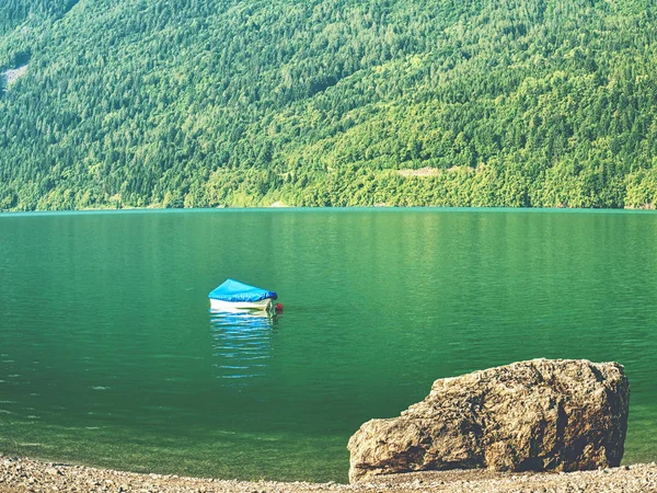 周辺の山々 と美しい高山湖 釣りボートやカヌーで信じられないほど魔法の青い緑湖 — ストック写真