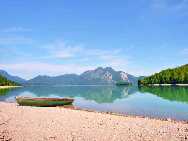 Walchensee の石の海岸にボートします 山中緑水レベルの反射と暖かい春の朝 — ストック写真