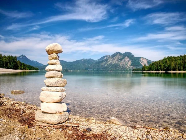 Construção Pirâmide Pedra Costa Água Azul Lago Montanha Montanhas Azuis — Fotografia de Stock