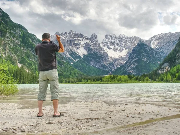 Fotógrafo Com Olho Visor Está Tirando Fotos Lago Com Montanhas — Fotografia de Stock