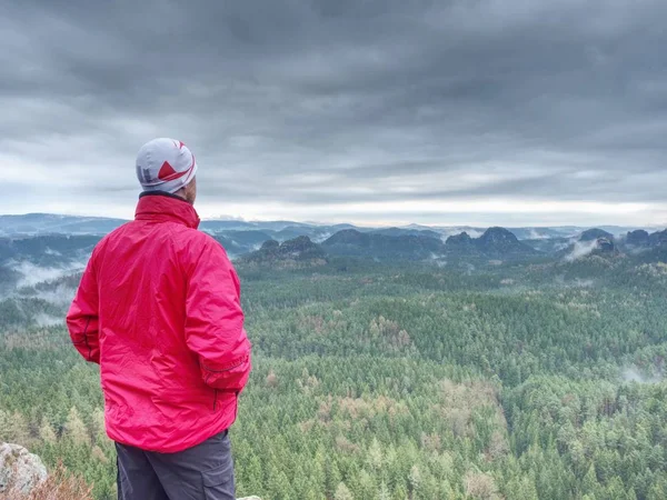 Sportler Rot Mit Händen Taschen Stehen Auf Dem Gipfel Park — Stockfoto