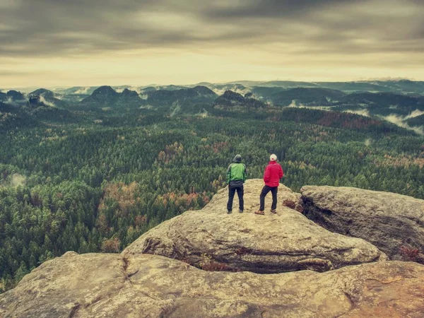 Außenaufnahmen Talentierter Hobbyfotografen Beim Fotografieren Felsen Camp Abenteuer Reise Und — Stockfoto