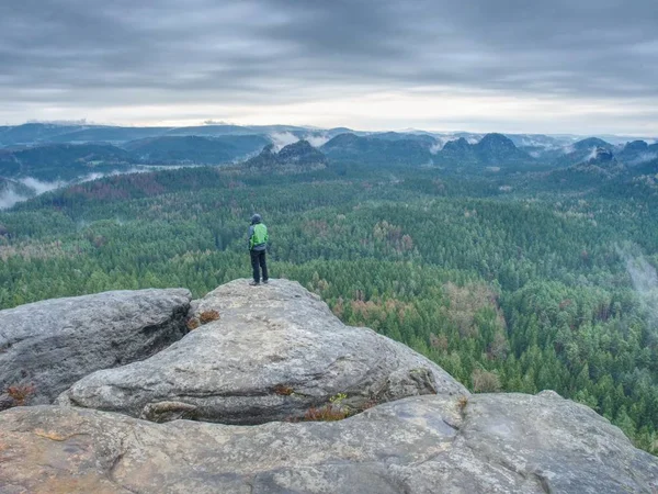 Homem Ficar Por Momento Para Com Vista Para Paisagem Nebulosa — Fotografia de Stock