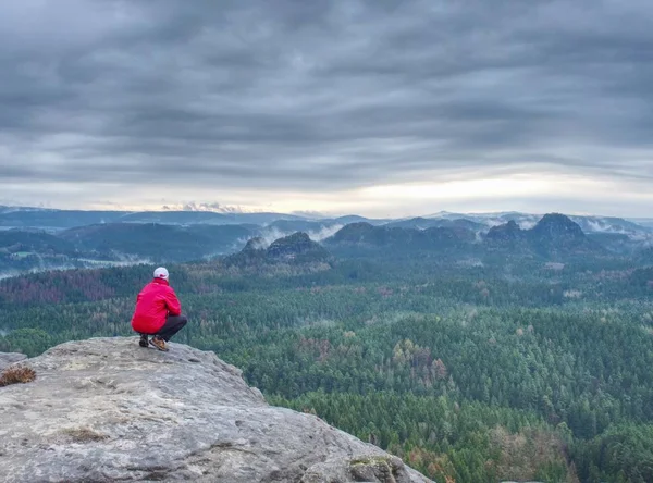 Man Stop Watching Misty Landscape Moment Edge Cliff High Misty — Stock Photo, Image