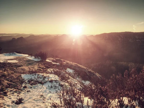 Felsigen Berg Mit Schneedecke Und Die Sonne Horizont Blauer Himmel — Stockfoto