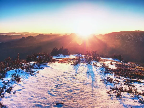 Rotsachtige Berg Met Sneeuwbedekking Zon Bij Horizon Blauwe Hemelachtergrond — Stockfoto