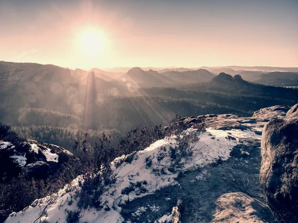 Rocky Mountain Peak Sněhu Obloha Horkým Sluncem Zimě Zimní Krajina — Stock fotografie