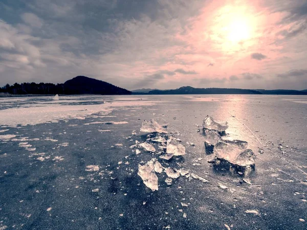 석양에 핑크와 파란색 그림자로 얼어붙은 바다에 얼음에 — 스톡 사진