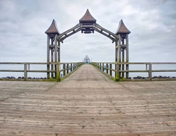砂丘ビーチ木製ほくろや橋に木製のパス — ストック写真
