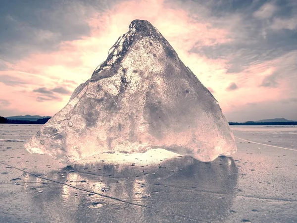 Peça Iceberg Floe Neve Flutuando Mar Aberto Céu Pôr Sol — Fotografia de Stock