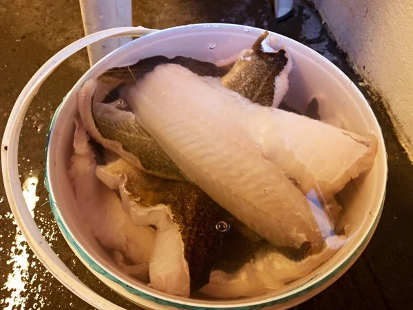关闭新鲜或解冻的鱼片鱼集 在木质背景下的大块淡水鱼鱼片 — 图库照片