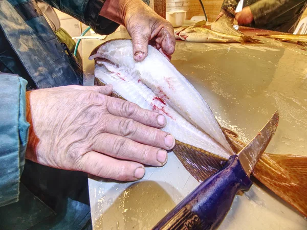 魚を釣った新鮮なフィレットします 背側を切り取って骨格内臓の取り外しから肉を分離 養魚場の虐殺を望む — ストック写真